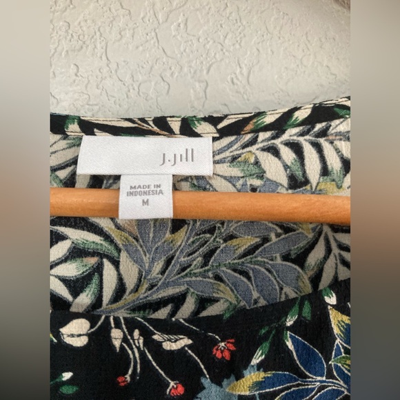 J. Jill ▪️Size Medium 3/4 Sleeves Black Floral Rayon Side Slits Tunic Top - Picture 3 of 13